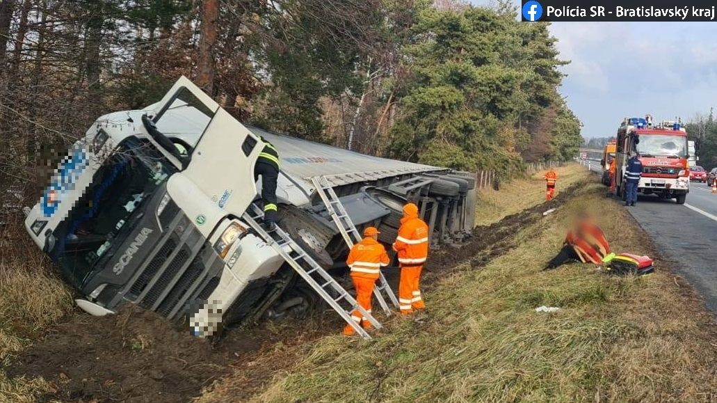 Český řidič kamionu havaroval na Slovensku, měl přes tři promile